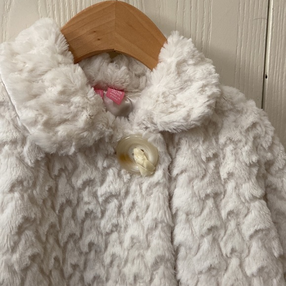 The Children’s Place Off-White Faux Fur Coat and Hat - Picture 4 of 9
